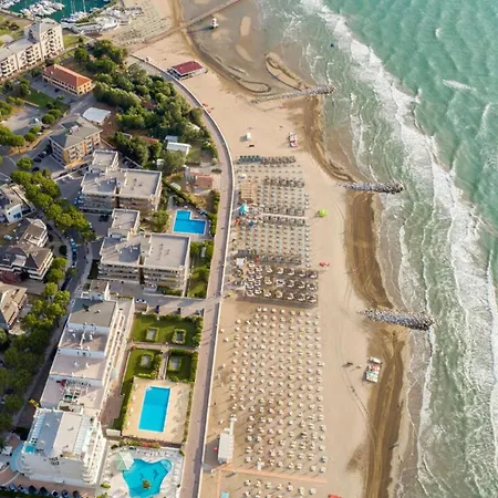 Coastal Comfort Retreat With Stunning Views Διαμέρισμα
